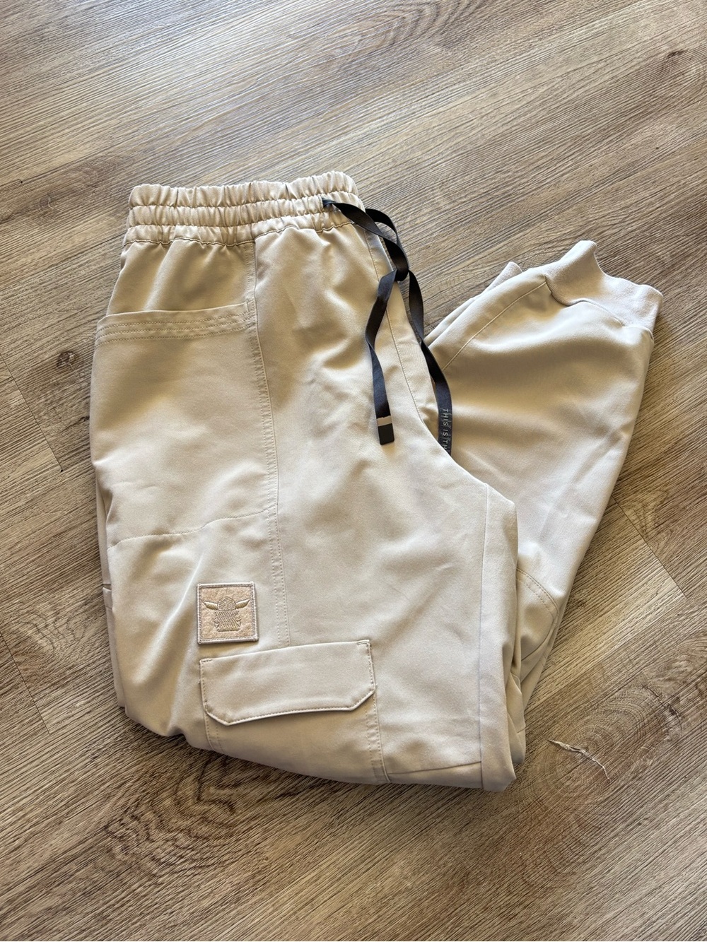 FIGS STAR WARS Mandalorian Scrub Jogger Women Size XL Beige Baby Yoda Pants RARE - Picture 2 of 10